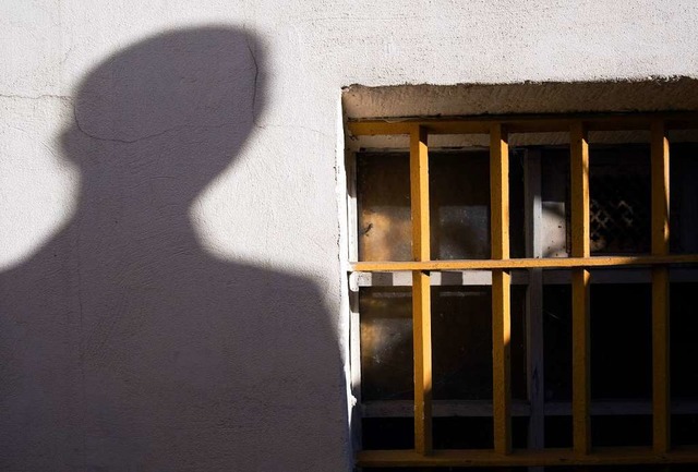 Ein vergittertes Fenster des Jugendwer...sexuellen Missbrauch immer wieder auf.  | Foto: Peter Endig