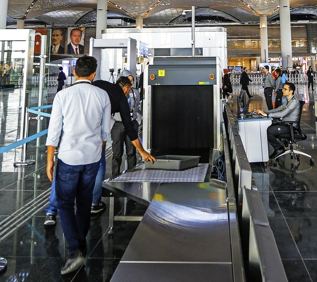 Sicherheitskontrolle am  Internationalen Flughafen in Istanbul   | Foto: DPA