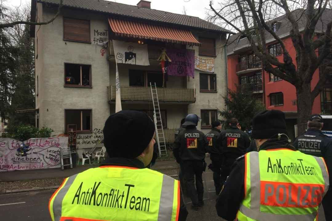 Beamten des Anti-Konflikt-Teams waren vor Ort  | Foto: Jonas Hirt