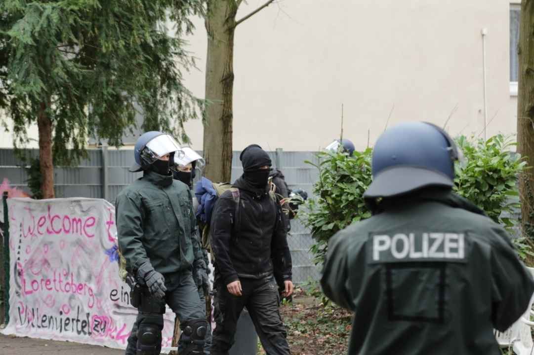 Einer der Besetzer wird aus dem Haus gef�hrt.  | Foto: Jonas Hirt