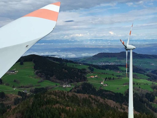 Blick von einem Windrad zum anderen auf der Holzschlgermatte bei Freiburg  | Foto: Sonja Zellmann