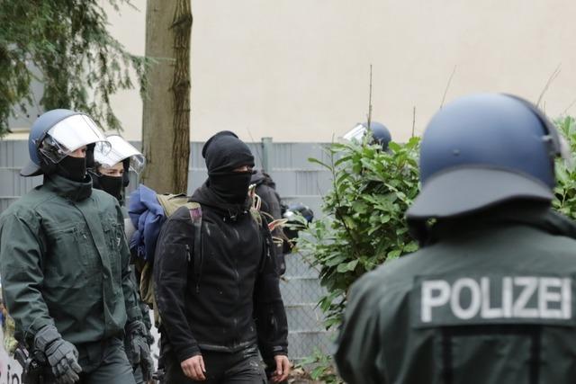 Polizei räumt zwei besetzte Häuser in den Stadtteilen Neuburg und Stühlinger