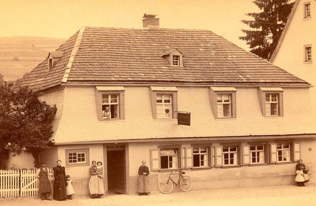 Die Spritz um 1900: Oben am Fenster Sc...die erste &#8222;Spritzenagath&#8220;.  | Foto: Archiv Roland Weis