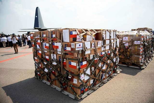 Die letzte Lieferung des Freundeskreis...e stehen auf dem Flughafen von Cucuta.  | Foto: dpa