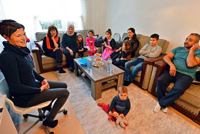 Mittendrin im Wohnzimmer der Familie  ...Erzhlerin Ami Kal (links) mit Gsten.  | Foto: Michael Bamberger