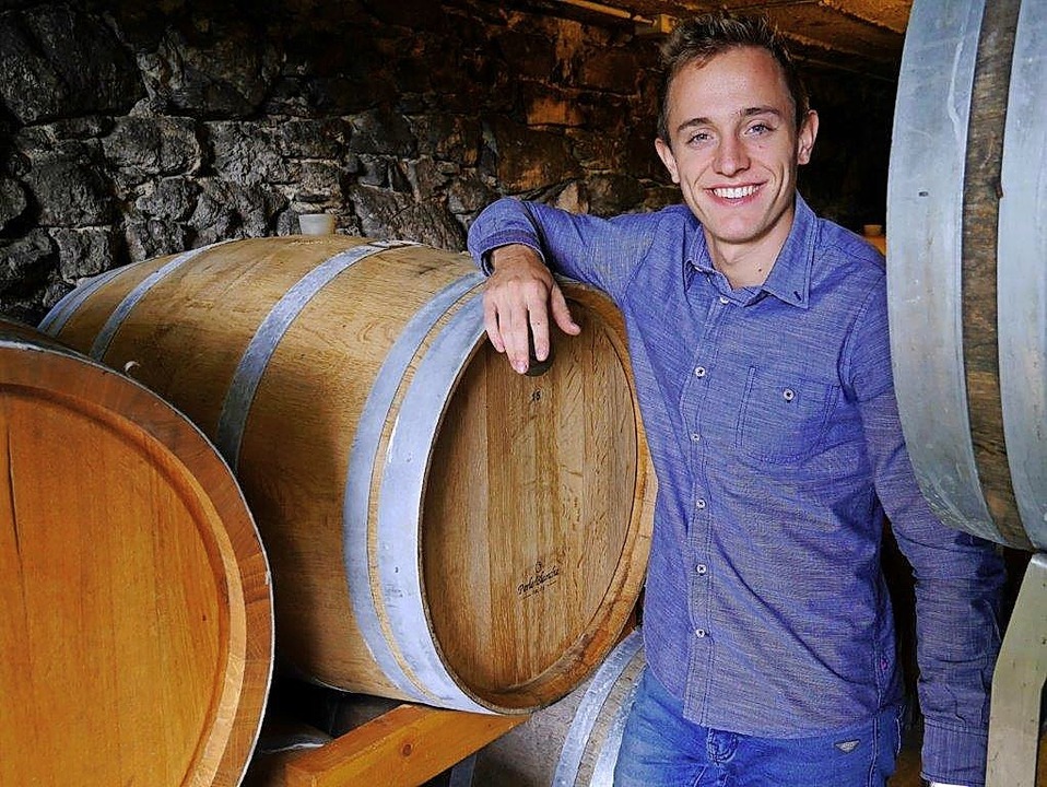 Im elterlichen Weinkeller  hat sich  N...die ersten Sporen als Winzer verdient.  | Foto: Privat