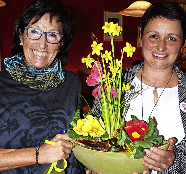 Vorsitzende Sonja Wachtmeister (rechts...40 Jahre Mitglied im Landfrauenverein.  | Foto: Roland Vitt