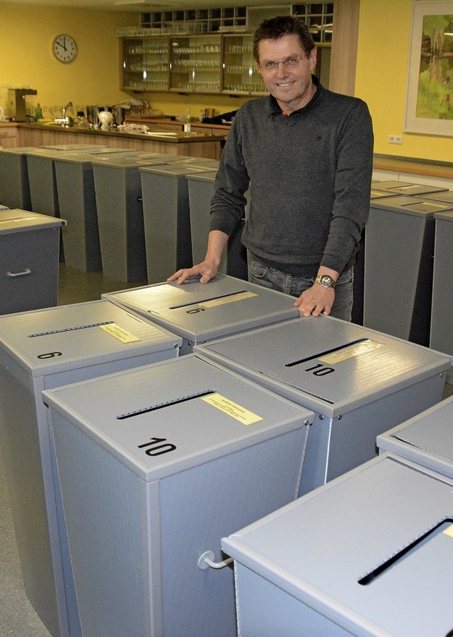 Wahlleiter Jrgen Schopferer ist  gut auf die Wahl vorbereitet.   | Foto: Lauber