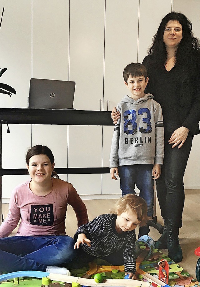 Florence Wetzel mit den Kindern (von links) Laetizia, Yves und Valentin   | Foto: privat