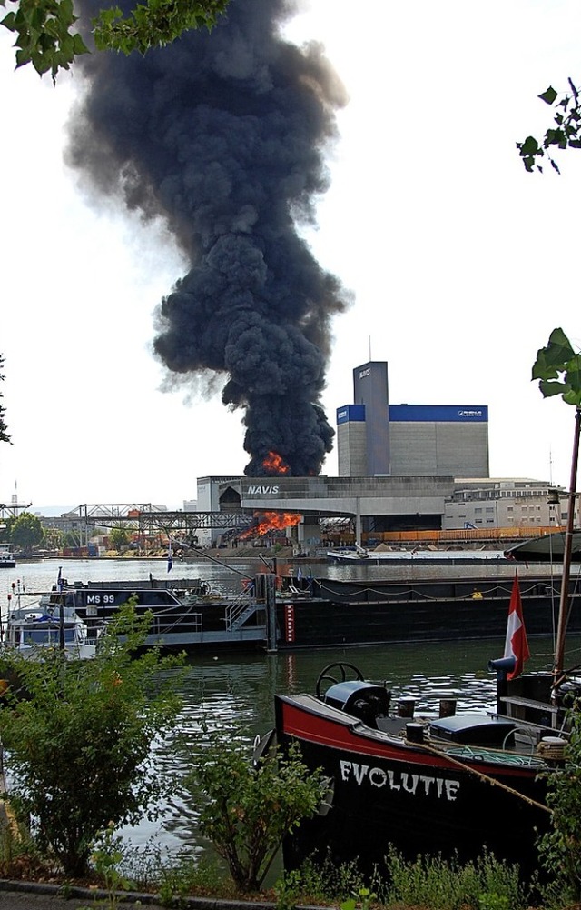 Bahnschwellen brannten im August 2018 im Hafen.   | Foto: Herbert Frey