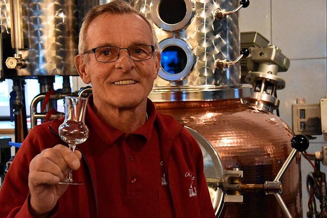 Karlheinz Grether brennt seit 1992 in Maulburg Schnaps.  | Foto: Kathrin Ganter