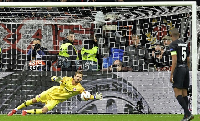 Ja, er hat ihn: Eintracht-Keeper Kevin...eobachtet von Snder Gelson Fernandes   | Foto: dpa