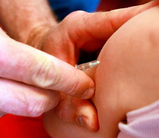 &#8222;Masern werden von Viren ausgel...age nach der Gabe des Impfstoffes ein.  | Foto: dpa