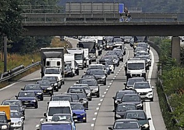 Auf Autobahnbrcken knnen Gefahren lauern.   | Foto: dpa