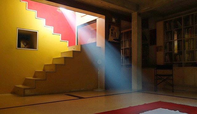 Doshis Bibliothek im Untergeschoss seines Wohnhauses in Ahmedabad   | Foto: Vastushilpa Foundation