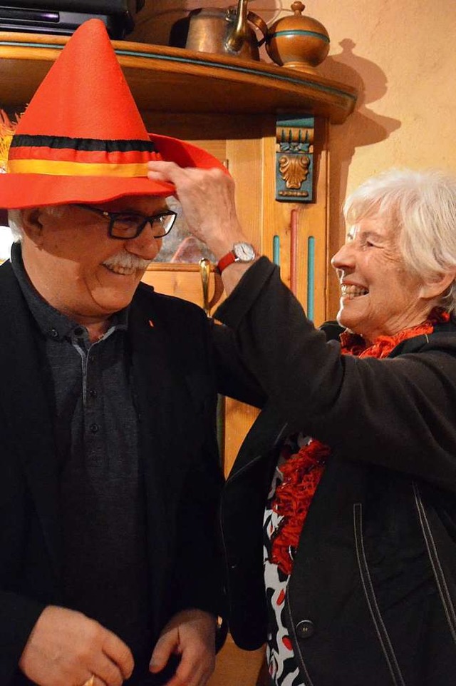 Hidir Grakar bekommt von Karin Kaiser den Gustav-Struve-Hut verliehen.   | Foto: E. Bader