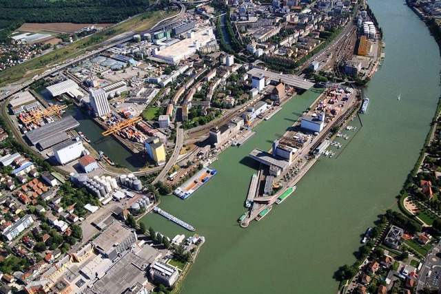 Das Hafenareal in Kleinhningen, im Hi...it drittem Hafenbecken entstehen soll.  | Foto: Erich Meyer