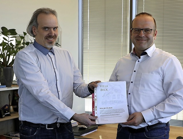 Carsten Neumeister bei der bergabe der Unterschriften an Alexander Schrder.   | Foto: Christoph Breithaupt