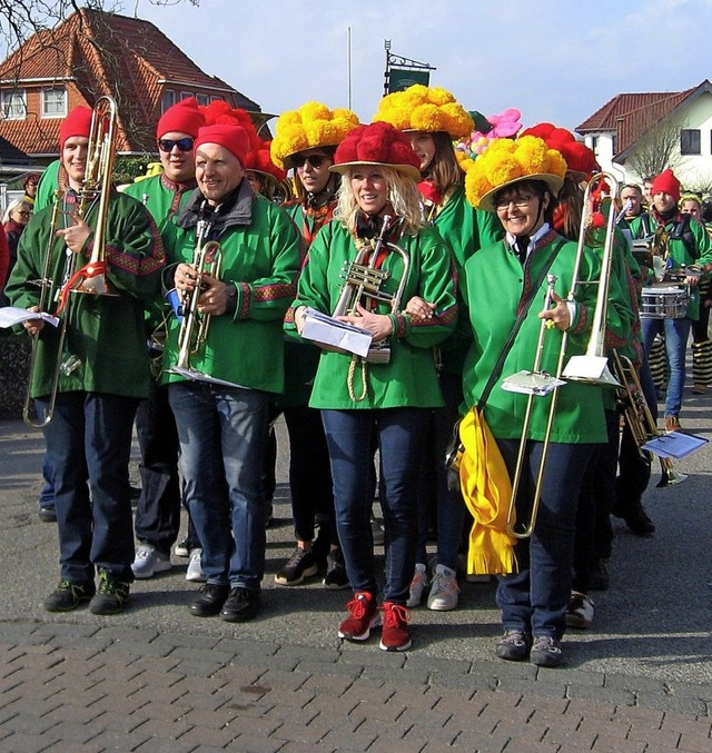 Der Musikverein Eschbach fhrte den Ne... Rheinischen Karneval in Menzelen an.   | Foto: Helena Hiss