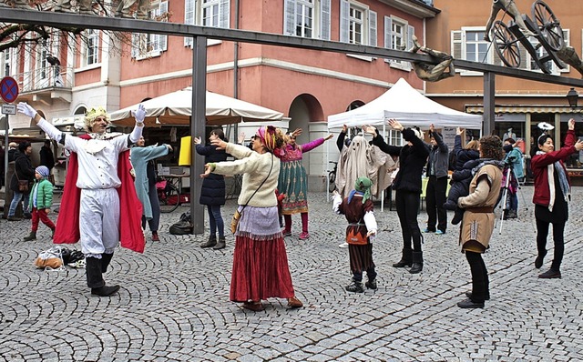 Fasnacht und Yoga: Das funktioniert auf Schopfheims Marktplatz ganz wunderbar.   | Foto: Anja Bertsch