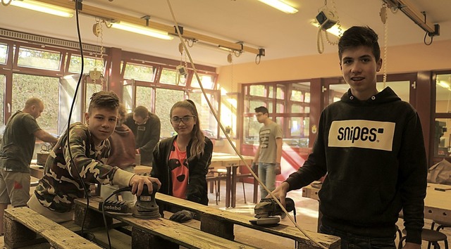 Siebt- bis Neuntklssler der Gemeinschaftsschule Rust bauen Palettenmbel.  | Foto: Schule