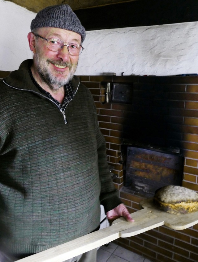 Bei der Produktion von stilechten Brot... dem  alten Kaminofen der Rankmhle.    | Foto: Susanne Filz