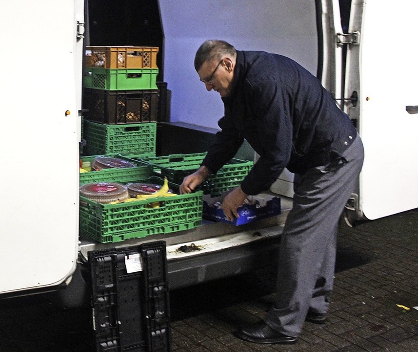 Arthur Hermes beim Verladen der gespendeten Lebensmittel.   | Foto: Bernd Fackler