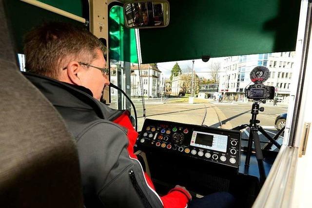 Erste Fahrgäste fahren auf der neuen Straßenbahnlinie am Rotteckring