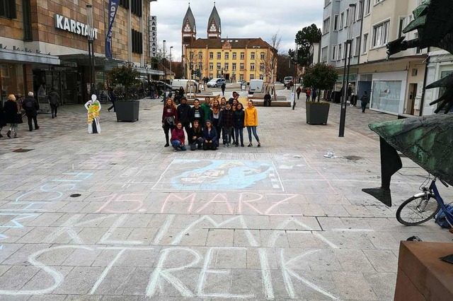 Gemalter Aufruf zum Klimastreik whren...uppe von Fridays for Future Offenburg.  | Foto: Ralf Burgmaier