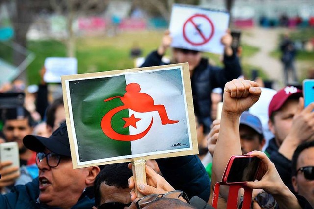 Das Bild zeigt die Flagge Algeriens. D...nten Abdelaziz Bouteflika verwandelt.   | Foto: AFP
