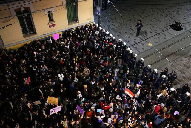 Die trkische Polizei blockiert Demons...tionalen Frauentag durchfhren wollen.  | Foto: dpa