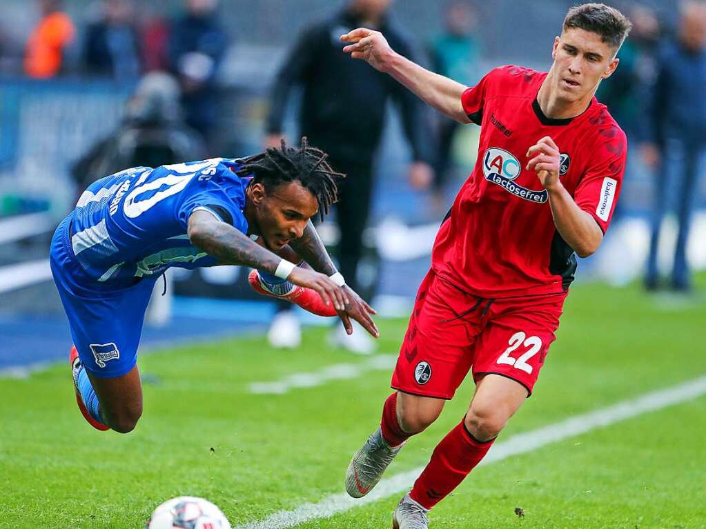 Oktober 2018: 1:1 endet das erste Aufeinandertreffen in der Saison 2018/19. Die Treffer im Berliner Olympiastadion erzielten Berlins Ondrej Duda und Freiburgs Robin Koch. Das Foto zeigt den Herthaner  Valentino Lazaro (links) und den Freiburger Roland Sallai. Aufreger: Kurz vor Schluss nahm der Referee einen Elfmeter fr die Gastgeber zurck.