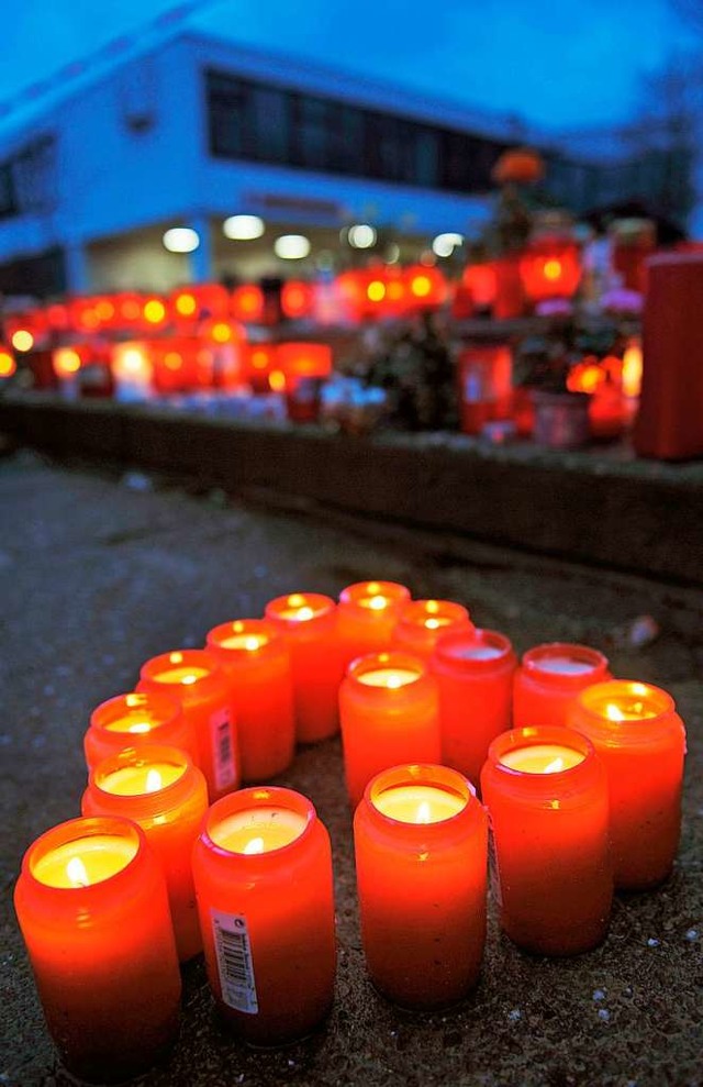 Kerzen erinnern an die Opfer am Tatort in Winnenden  | Foto: DPA