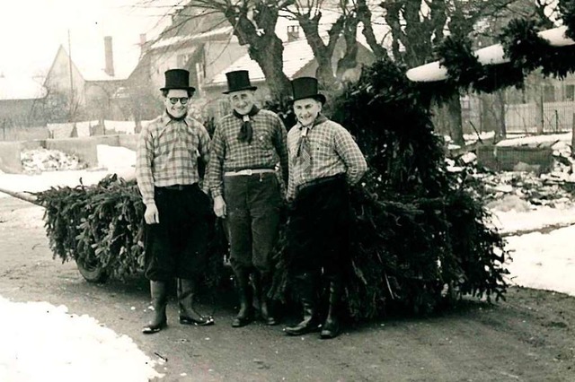 Den ersten Narrenbaum nach dem Krieg s... Weiss und Otto Weber (von links) auf.  | Foto: Archiv Heinz Weiss