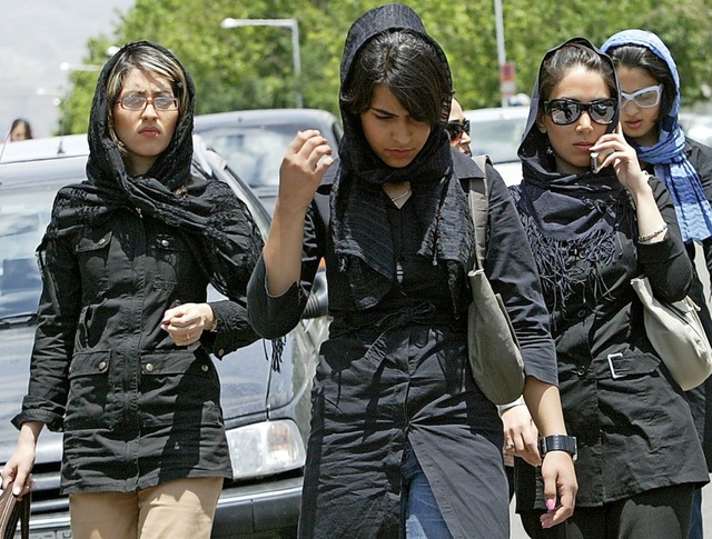 Neues Selbstbewusstsein durch Bildungszugang: junge Frauen in Teheran  | Foto:  Afp