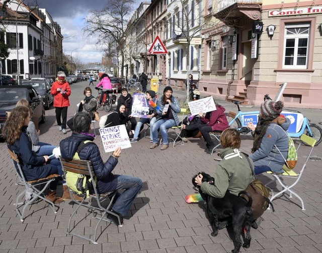 Fnf Minuten Streik fr Frauenrechte u...helmstrae/Belfortstrae in Freiburg.   | Foto:  kunz