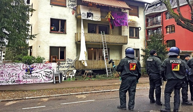 Die Polizei rumt das in Herdern beset... wie angeblich schon drei Jahre zuvor.  | Foto:  Jonas Hirt