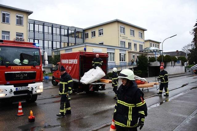 Leckes Dach des Krankenhauses in Schopfheim gesichert