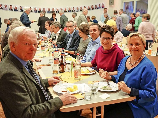 Die CDU-Kultusministerin Susanne Eisen...enheim beim Heringsessen am Donnerstag  | Foto: Sandra Decoux-Kone