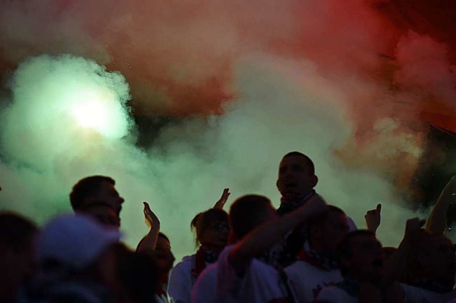 Mit Pyro-Effekten wie auf diesem Symbo...inen stadtbekannten Hooligan erinnert.  | Foto: mgillert - Fotolia