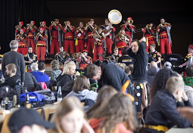 Statt beim Umzug sorgen die Guggenmusiken in der Schwarzwaldhalle fr Stimmung.  | Foto: Volker Mnch
