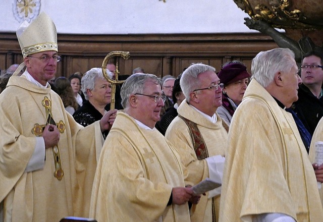 Weihbischof Peter Birkhofer (links) ze... Zweiter von rechts Dekan Peter Berg.   | Foto: Michael Gottstein