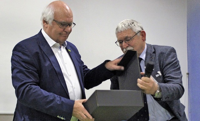 Martin Herrenknecht (l.) mit  Heinz-Wo... Brgerstiftung Ballrechten-Dottingen.  | Foto: J. Ruh