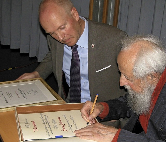 Franz Gutmann (rechts) wurde von Brge...ch ins Goldene Buch der Gemeinde ein.   | Foto: M. Lange