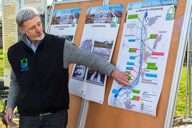 Bernhard Lonsdorf vom Regierungsprsidium erklrt den Sachstand.  | Foto: Olaf Michel