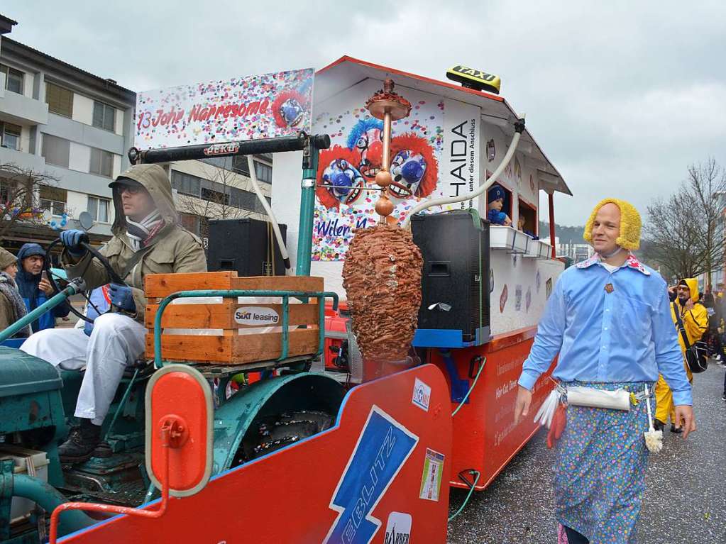 12.000 Menschen kamen nach Weil am Rhein zum Buurefasnachtsumzug.