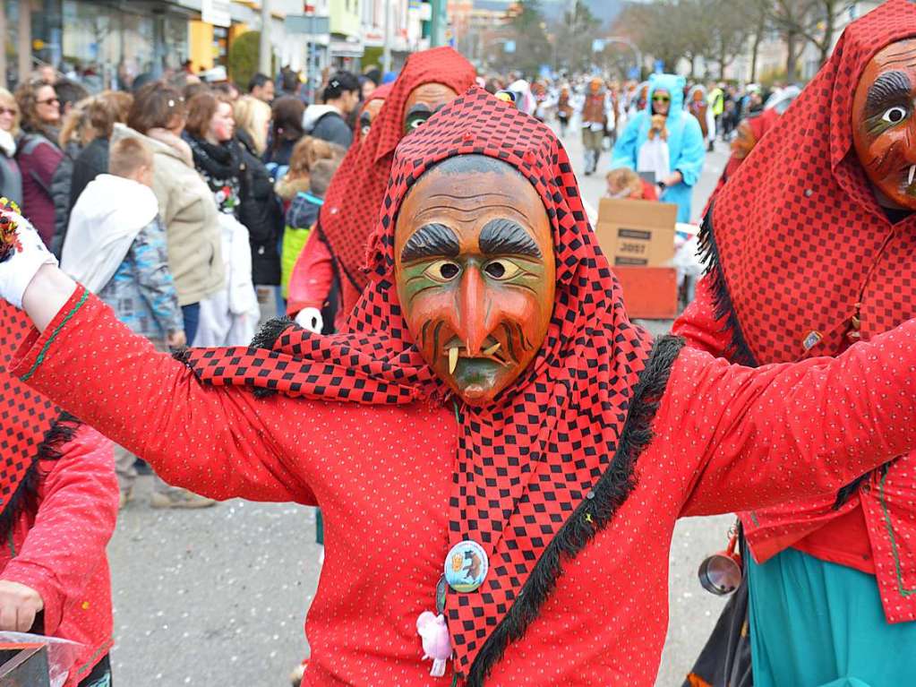 12.000 Menschen kamen nach Weil am Rhein zum Buurefasnachtsumzug.