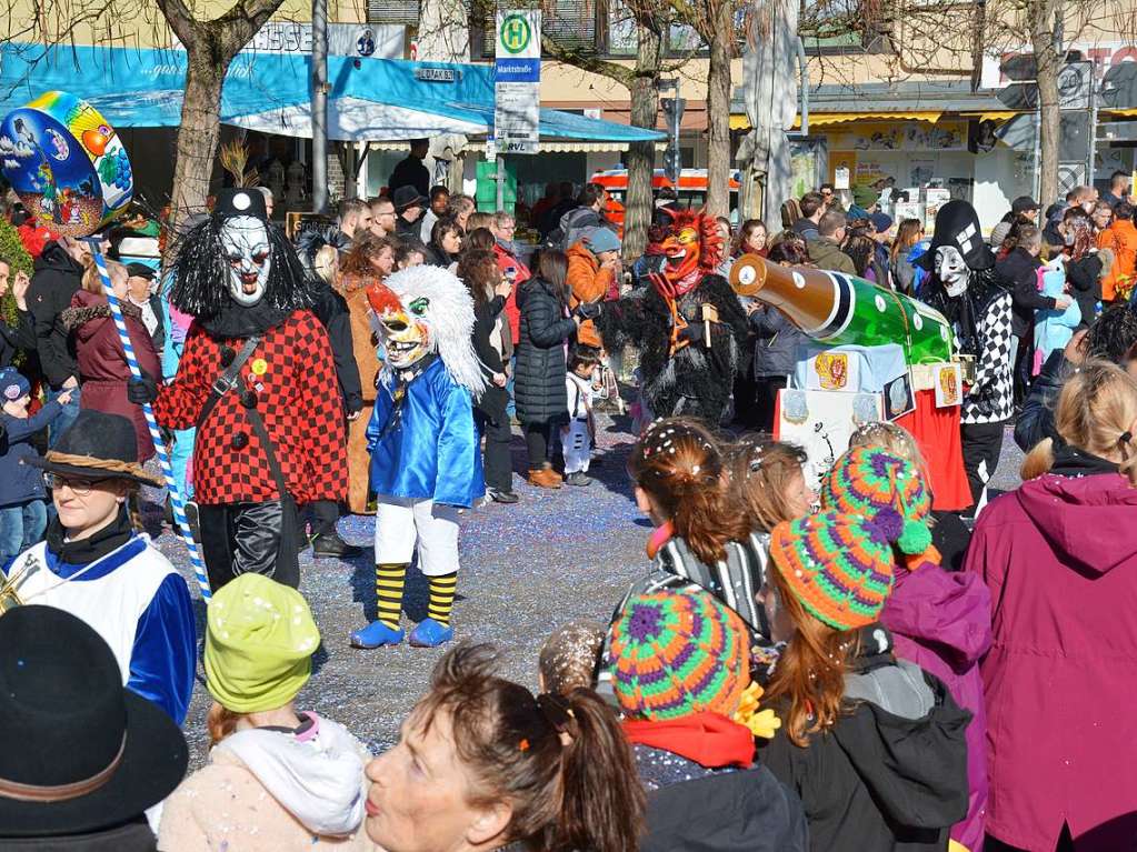 12.000 Menschen kamen nach Weil am Rhein zum Buurefasnachtsumzug.