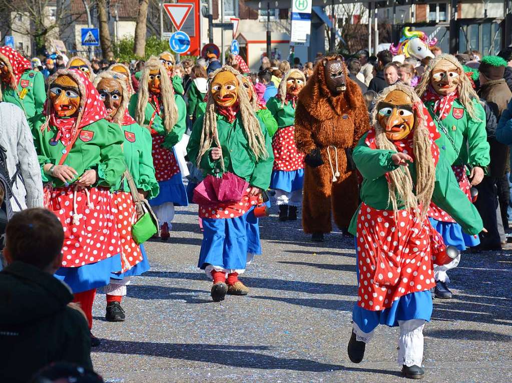 12.000 Menschen kamen nach Weil am Rhein zum Buurefasnachtsumzug.