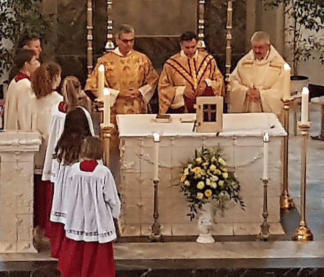 Diakon Ralf Ochs, Pfarrer Thorsten Becker und Pfarrer Michael Spath am Altar  | Foto: Daniel Scholaster